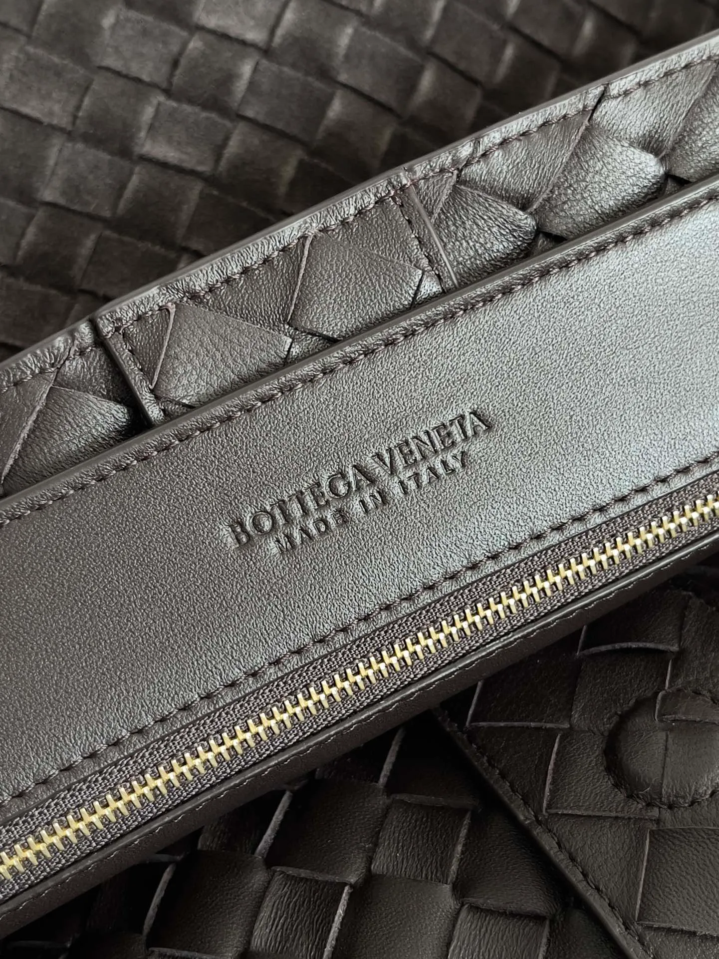 Batch 3760 Recently, the same style of bag that celebrities love is both high-end and practical. Michelle Yeoh, Kim Namjoon, Jing Boran, Tong Liya, Sun Qian, Wu Qianyu, Du Juan, Ma Yili and Bai Baihe are all carrying Bottega Veneta summer series Andiamo handbags. Andiamo has a simple structure and rounded lines. The whole piece is made of Nappa leather. It is comfortable, soft and dynamic. It adds interest to daily life and can be easily matched with various styles. Andiamo handbags are available in three sizes: small, medium and large. There are many colors to choose from, which can meet different needs. You can really carry it whether it is daily or attending events. Style number: 743575 Size: 45*22*34cm